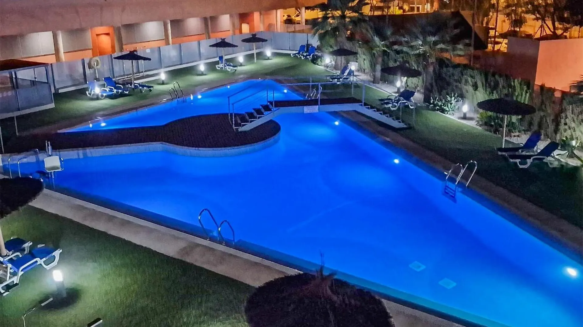 3 Bedroom Cozy Apartment In Almeria