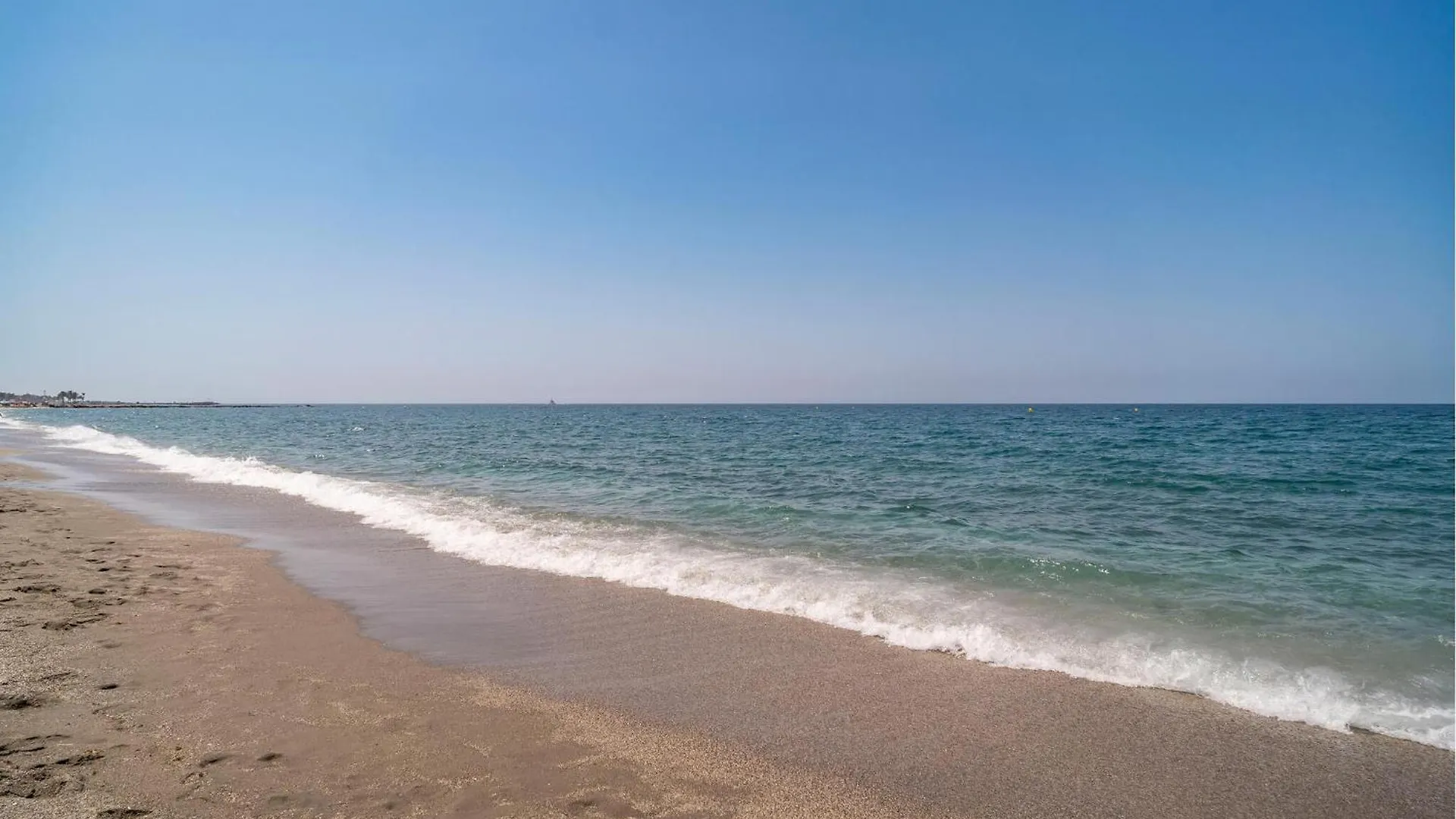 3 Bedroom Cozy Apartment In Almeria