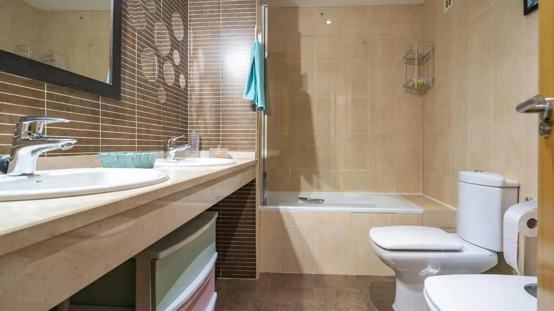 3 Bedroom Cozy Apartment In Almeria