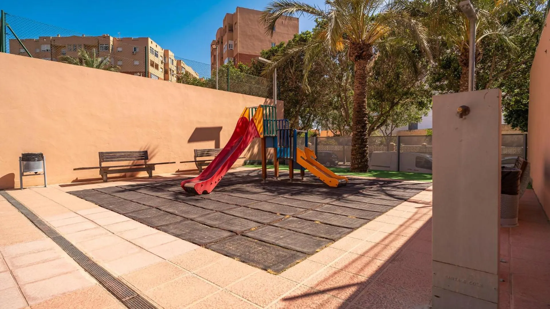 3 Bedroom Cozy Apartment In Almeria