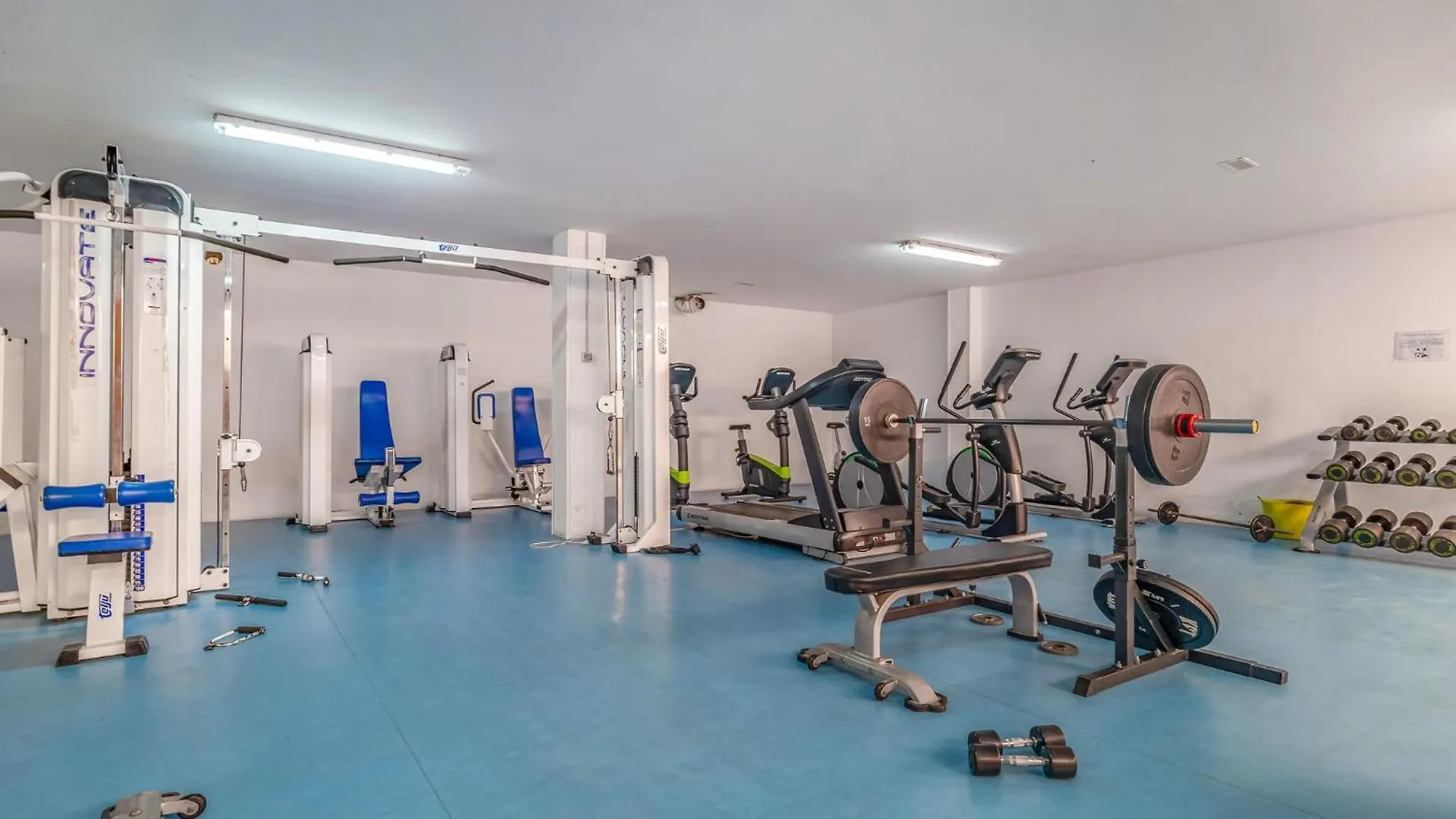 3 Bedroom Cozy Apartment In Almería