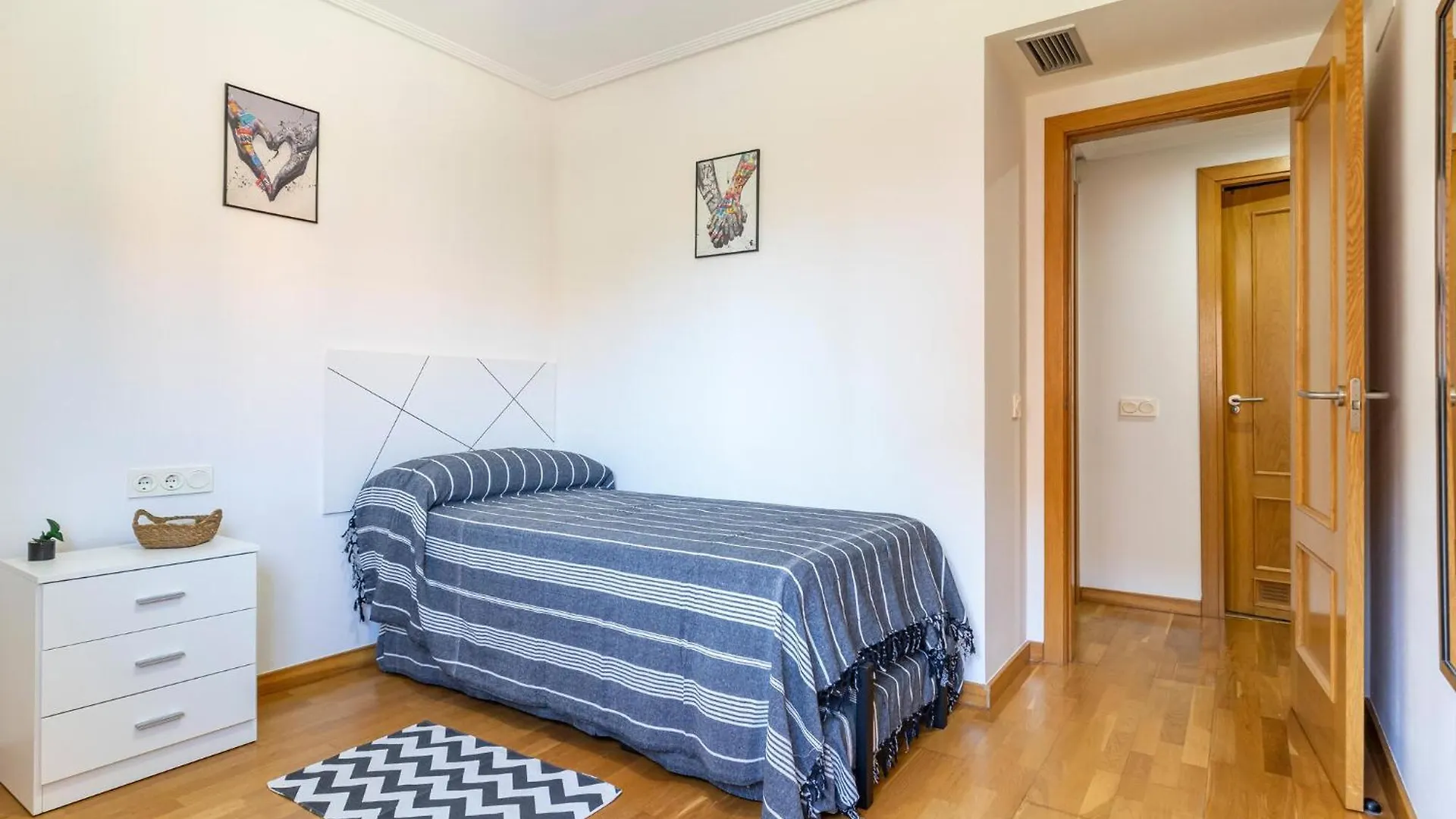 3 Bedroom Cozy Apartment In Almería