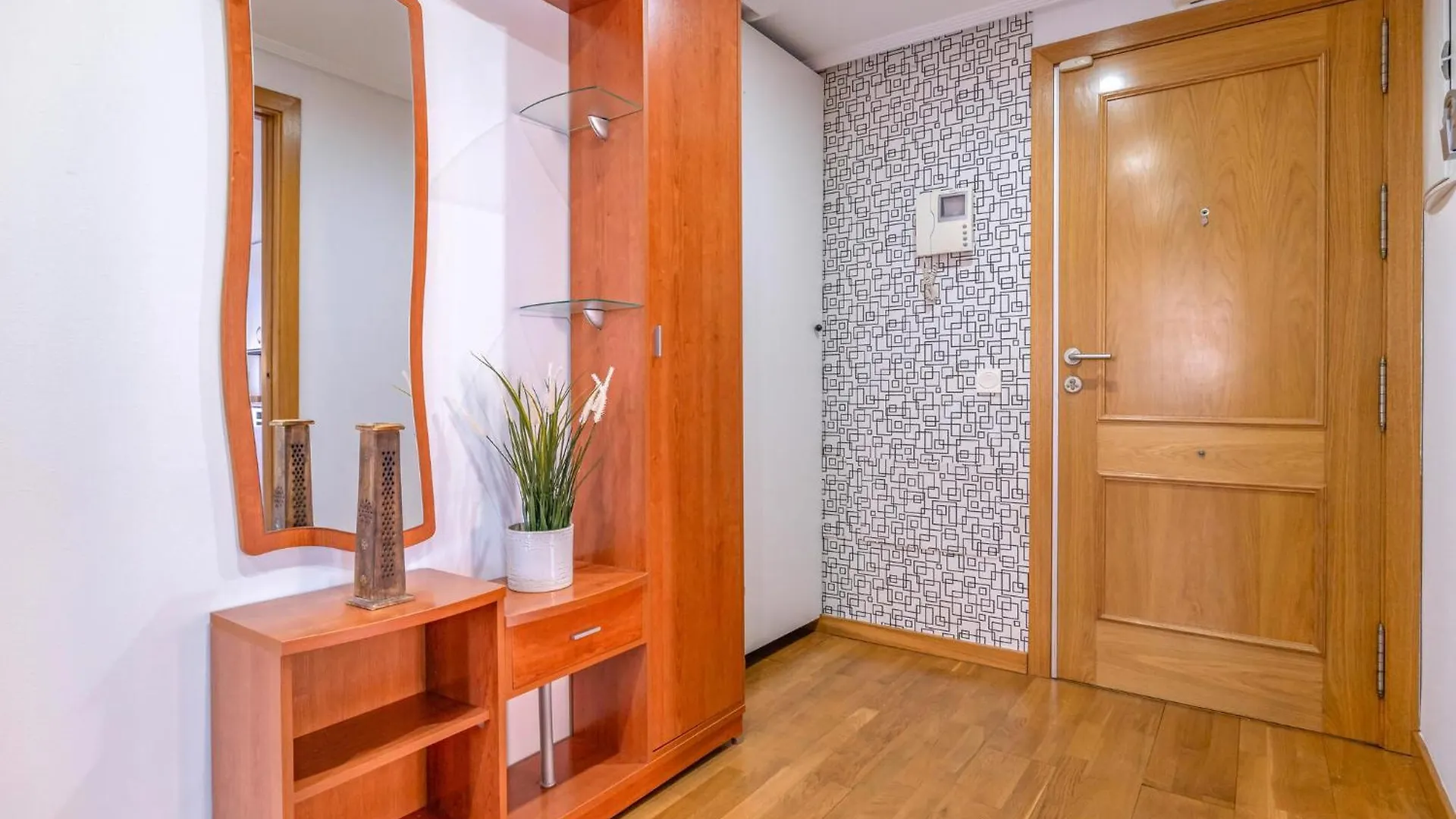 3 Bedroom Cozy Apartment In Almería